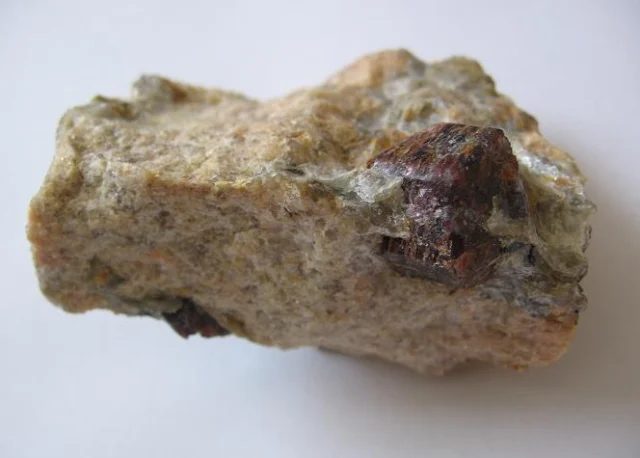 Fotografie minerálu Almandin z lokality Přibyslavice, Czech Republic