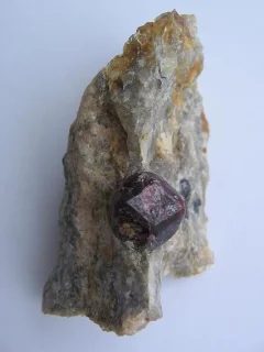 Fotografie minerálu Almandin z lokality Přibyslavice, Czech Republic