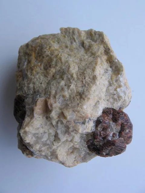Fotografie minerálu Almandin z lokality Přibyslavice, Czech Republic