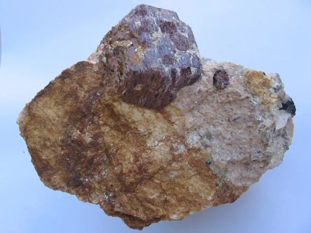 Fotografie minerálu Almandin z lokality Přibyslavice, Czech Republic