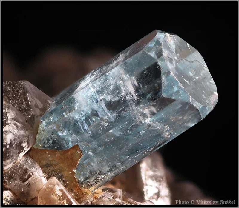 Fotografie minerálu Beryl (var. akvamarín) z lokality Erongo, Namibia