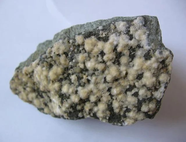 Fotografie minerálu Hydromagnezit z lokality Borek u Vilémova, Czech Republic