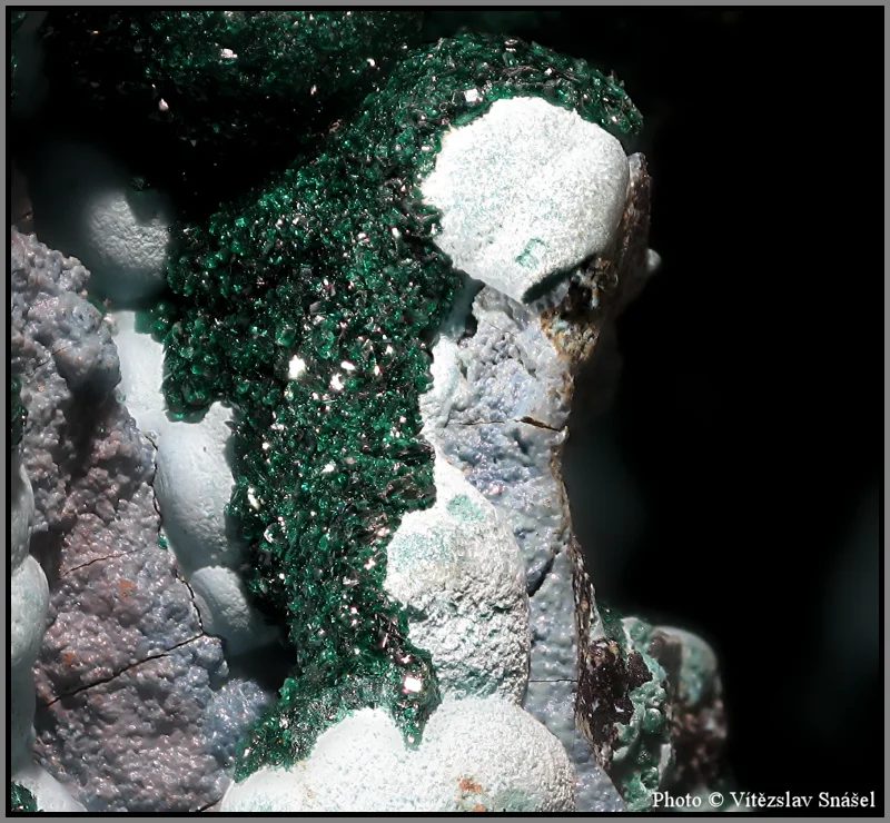 Fotografie minerálů Chryzokol, Malachit z lokality Lukuni mine, Republic of the Congo