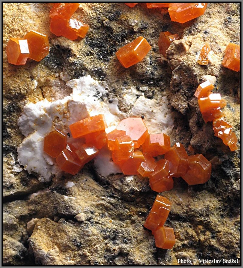 Fotografie minerálu Vanadinit z lokality Mibladen, Morocco