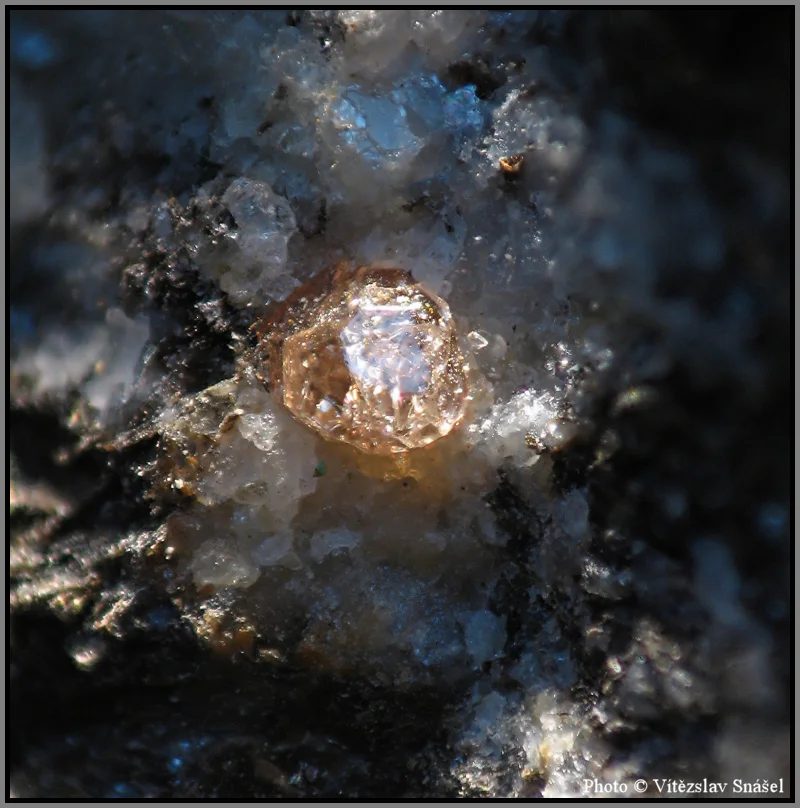 Fotografie minerálu Zirkon z lokality Plešovice, Czech Republic