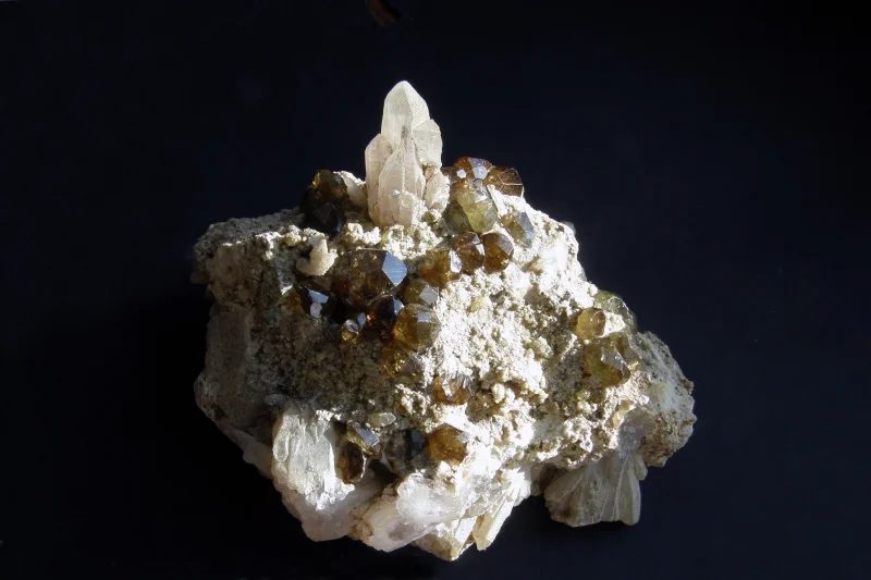 Fotografie minerálu Andradit (var. demantoid) z lokality n, Brazil
