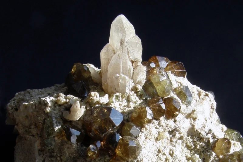 Fotografie minerálu Andradit (var. demantoid) z lokality n, Brazil