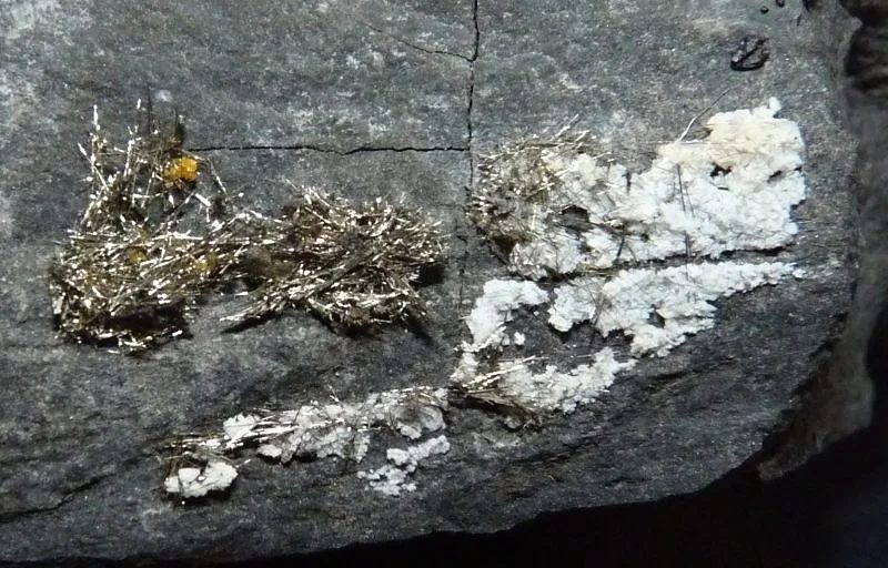 Fotografie minerálu Millerit z lokality Staříč, Czech Republic