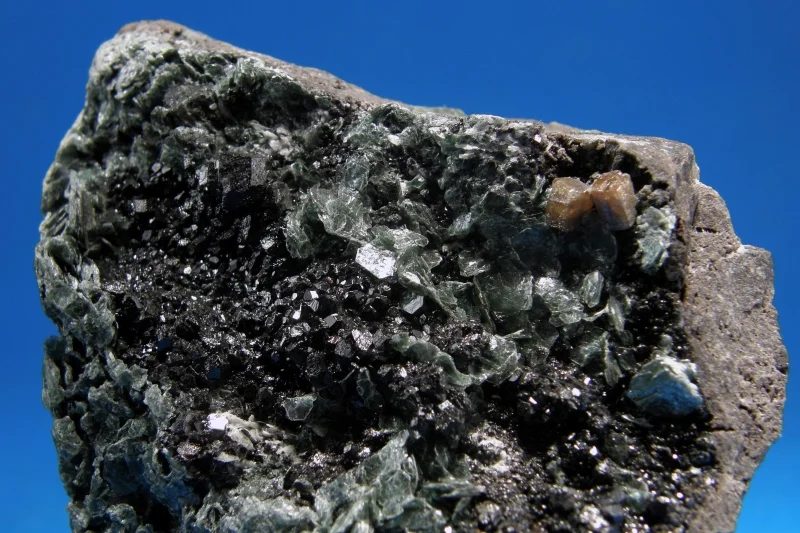 Fotografie minerálů Andradit (var. melanit), Perovskit z lokality Rocca Castellaccio, Italy