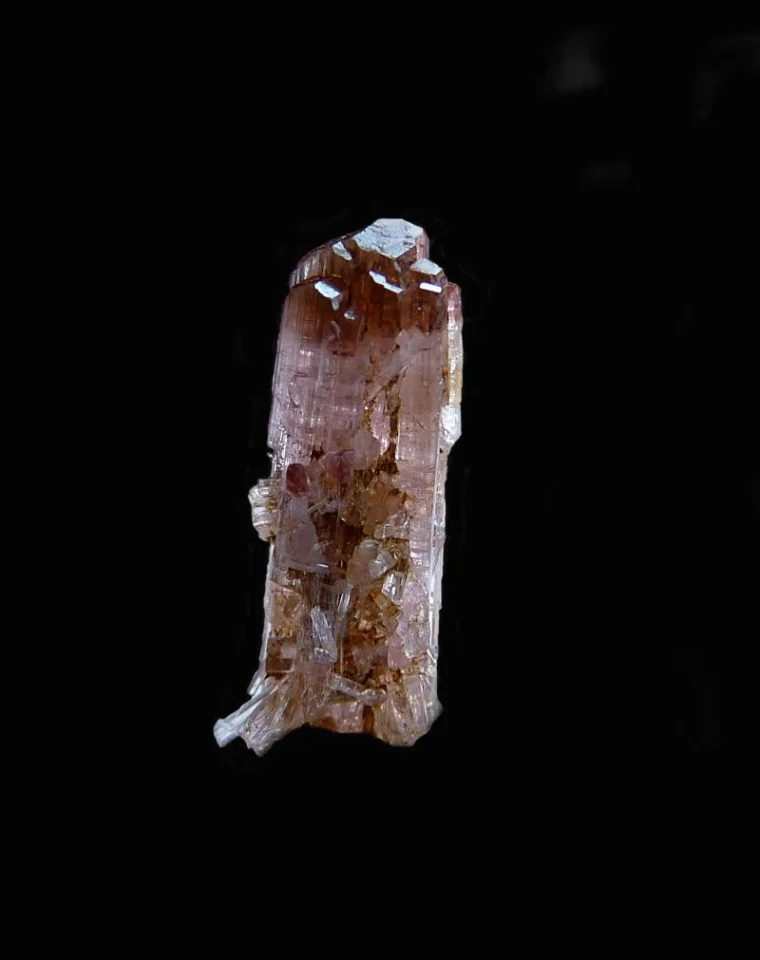 Fotografie minerálu Elbait (var. rubelit) z lokality Laštovičky, Czech Republic