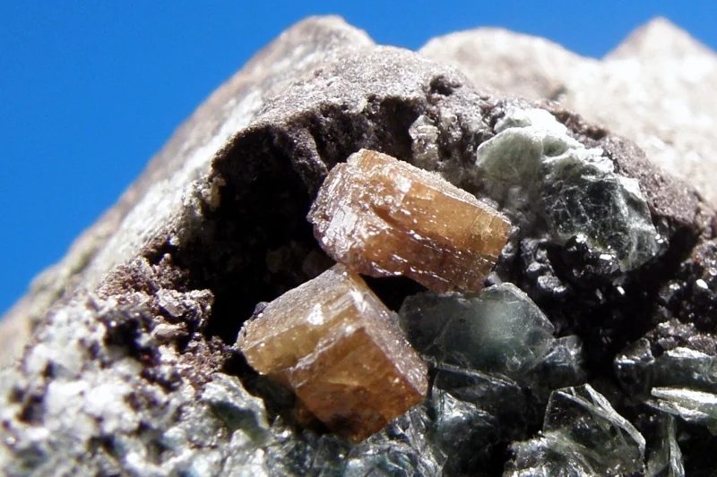 Fotografie minerálů Chlorit, Perovskit z lokality Rocca Castellaccio, Italy