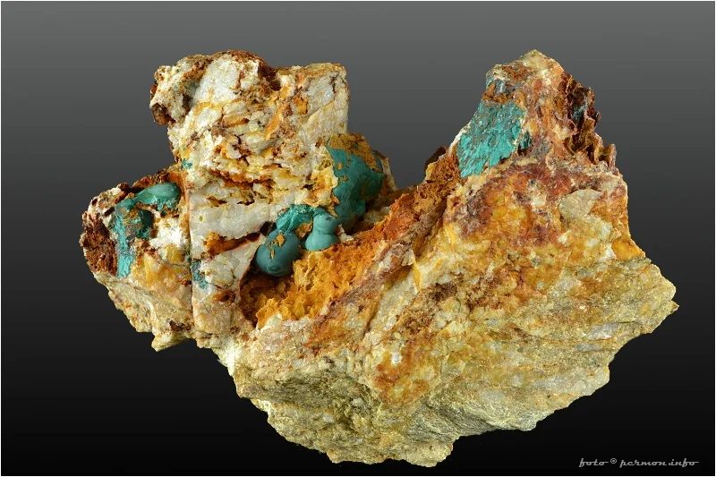 Fotografie minerálu Pseudomalachit z lokality Lubietová, Slovakia