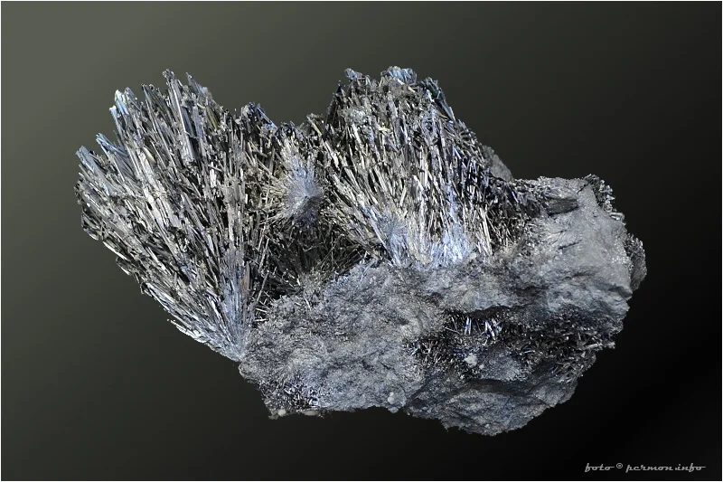Fotografie minerálu Antimonit z lokality Příbram, Bohutín, Czech Republic