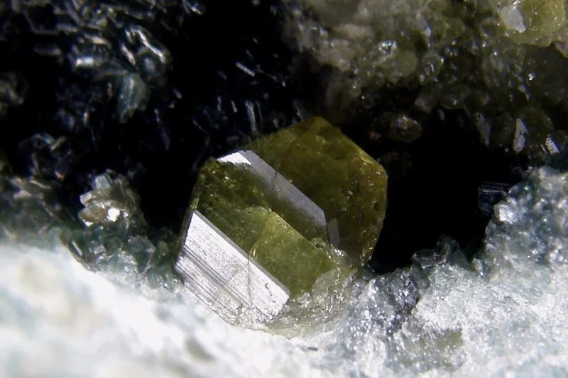 Fotografie minerálu Vesuvián z lokality Ala, Italy