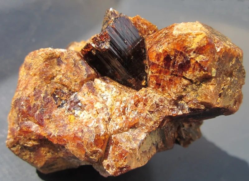 Fotografie minerálů Grossulár (var. hessonit), Vesuvián z lokality Vycpálkův lom, Vápenná, Czech Republic