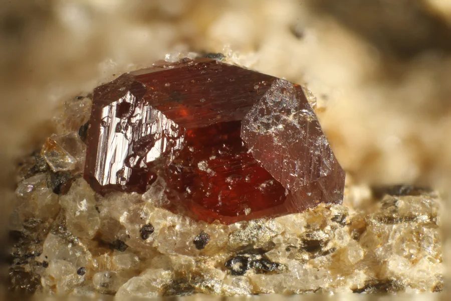 Fotografie minerálu Spessartin z lokality Rasovna, Maršíkov, Czech Republic