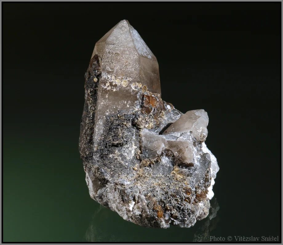 Fotografie minerálů Křemen (var. záhněda), Spessartin z lokality Wushan, China