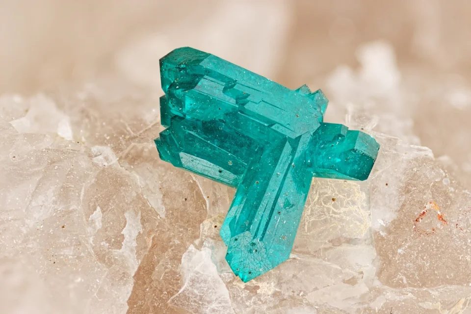 Fotografie minerálu Dioptas z lokality Opuwo, Namibia