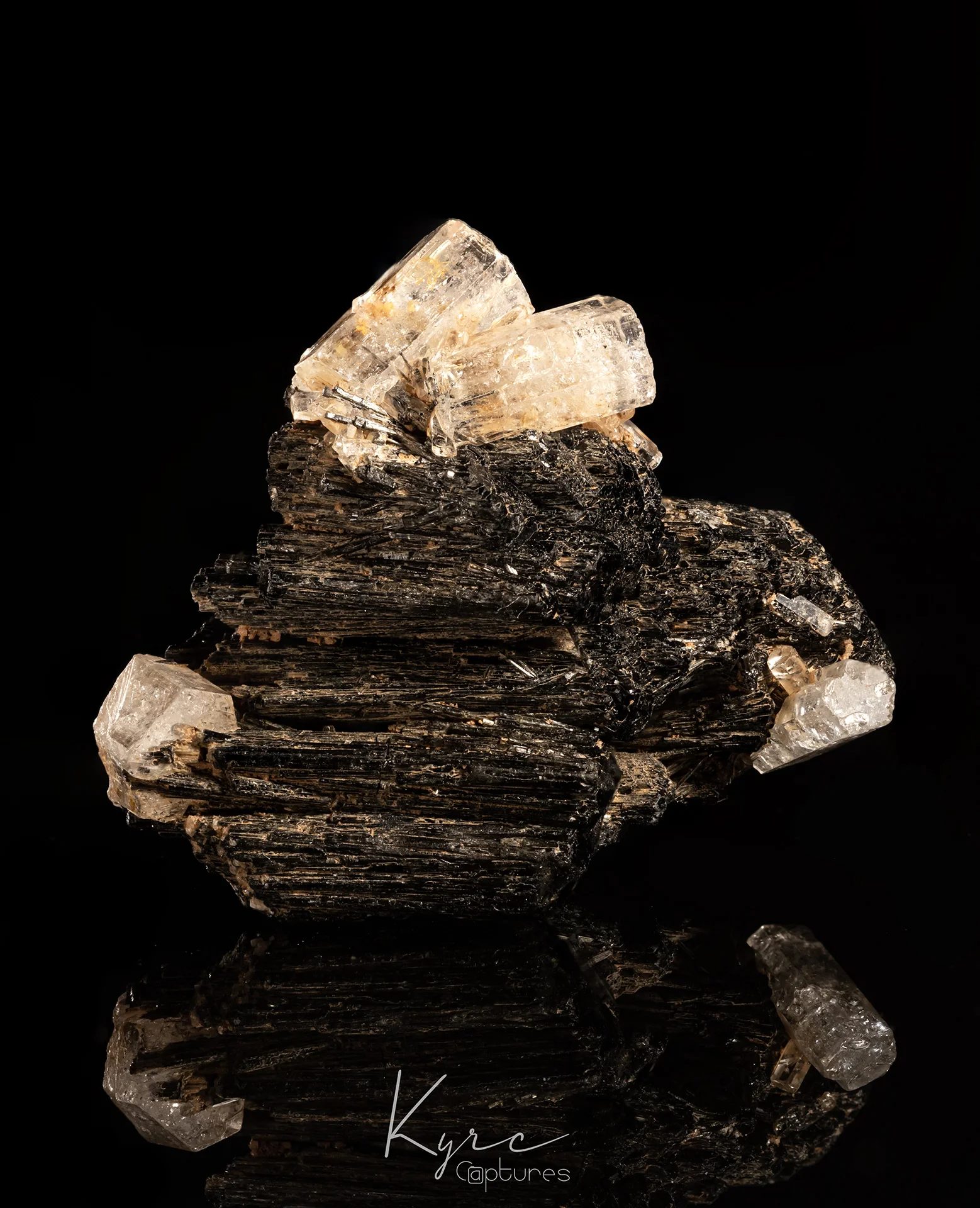 Fotografie minerálů Beryl (var. gošenit), Skoryl z lokality Erongo, Namibia