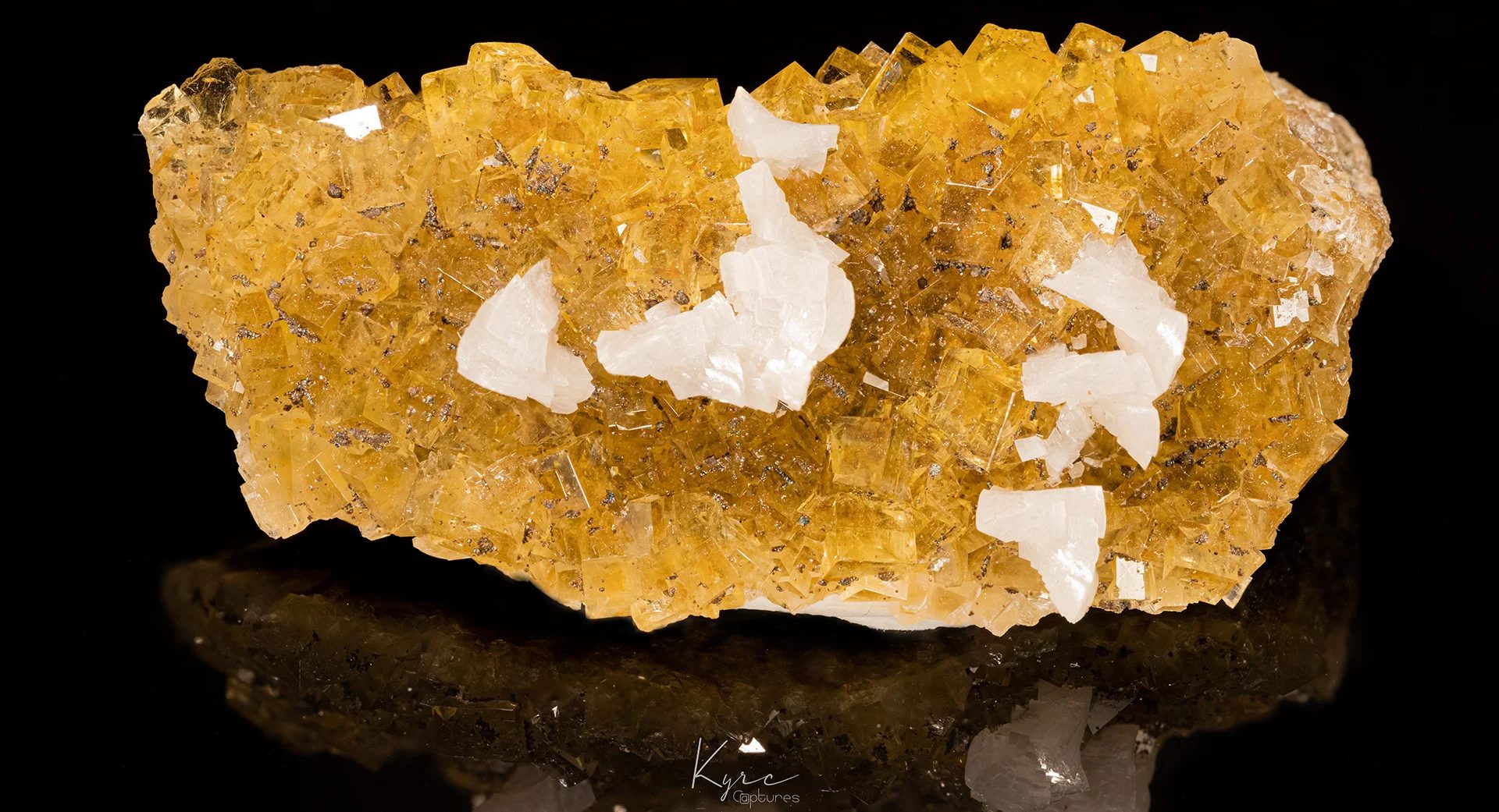 Fotografie minerálů Dolomit, Fluorit z lokality Moscona, Spain