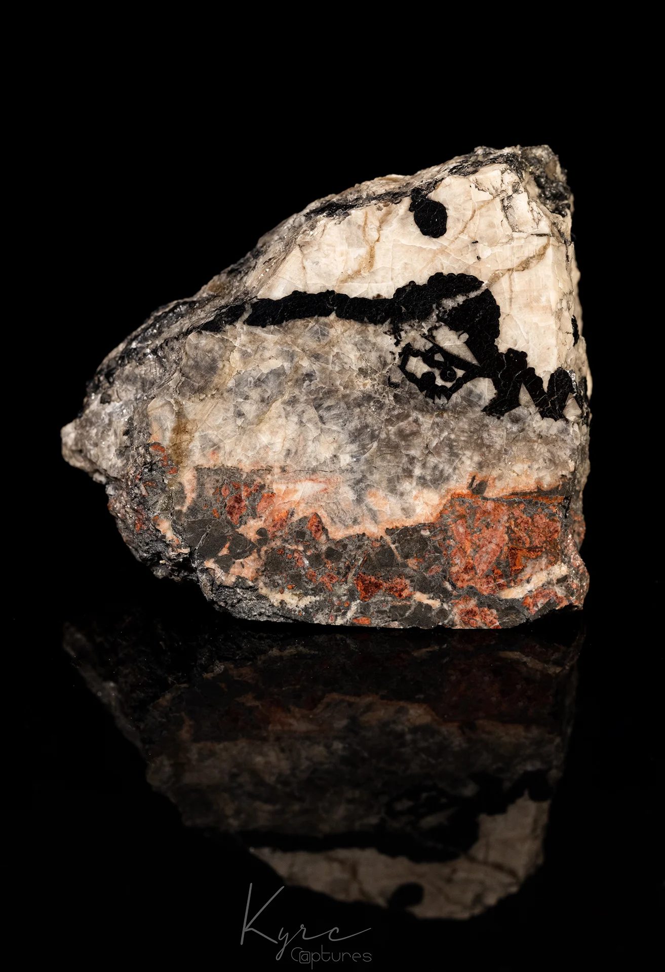 Fotografie minerálů Kalcit, Uraninit z lokality Příbram #16, Czech Republic
