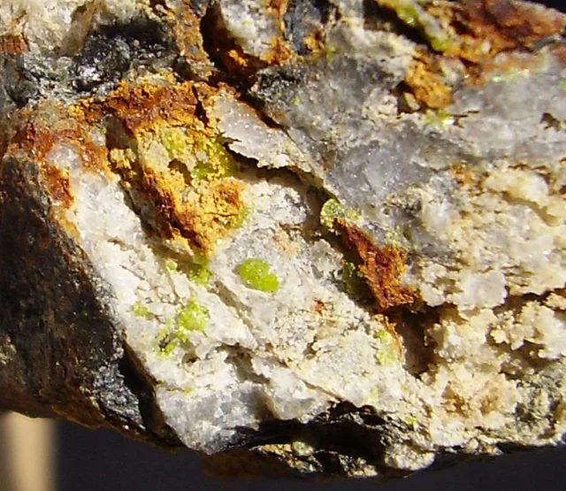 Fotografie minerálu Pyromorfit z lokality Valaská Belá, Slovakia