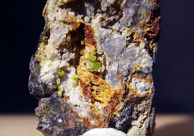 Fotografie minerálu Pyromorfit z lokality Valaská Belá, Slovakia
