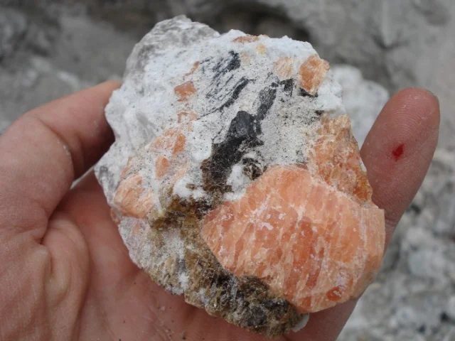 Fotografie minerálu Spessartin z lokality Malkhan, Russia
