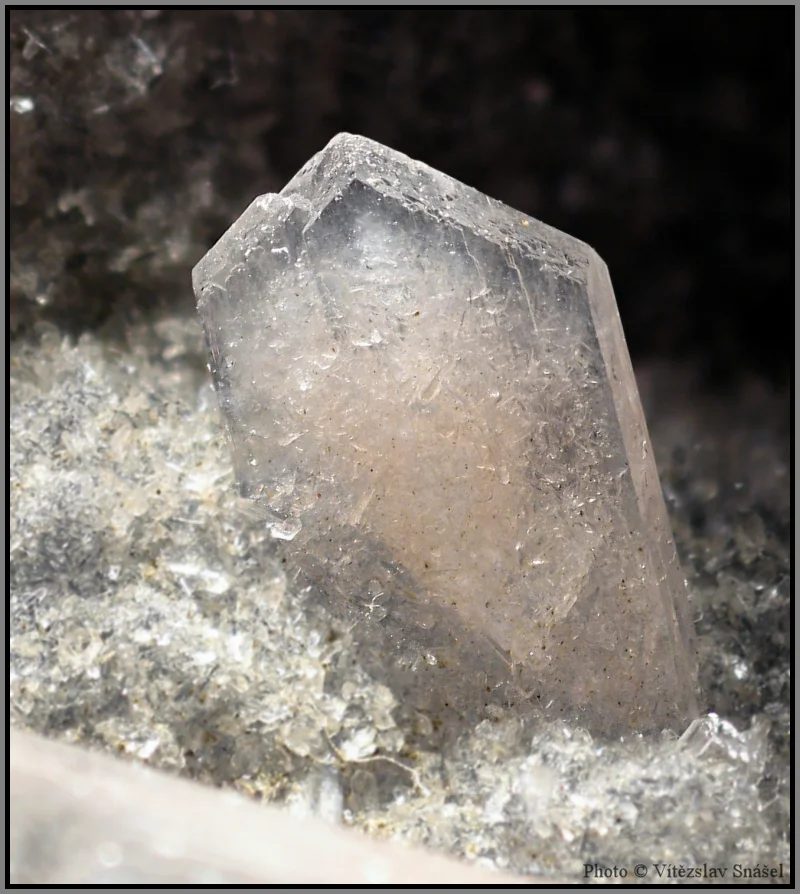 Fotografie minerálu Stilbit-(Ca) z lokality Poonah, India