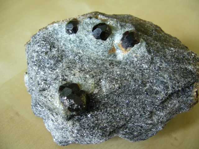 Fotografie minerálu Almandin z lokality Zlatý Chlum, Czech Republic