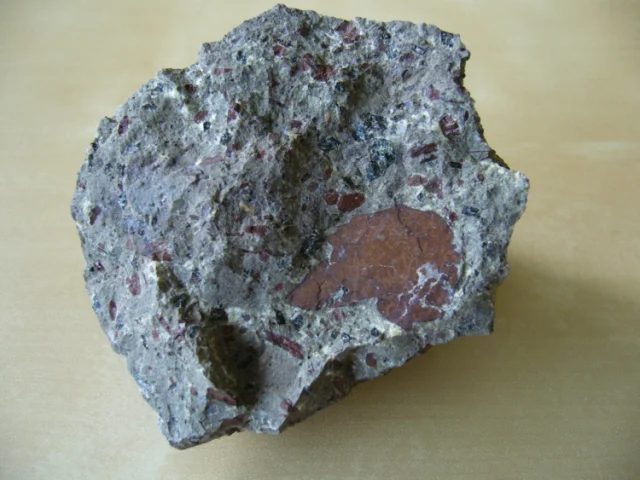 Fotografie minerálu Biotit z lokality Žim, Czech Republic