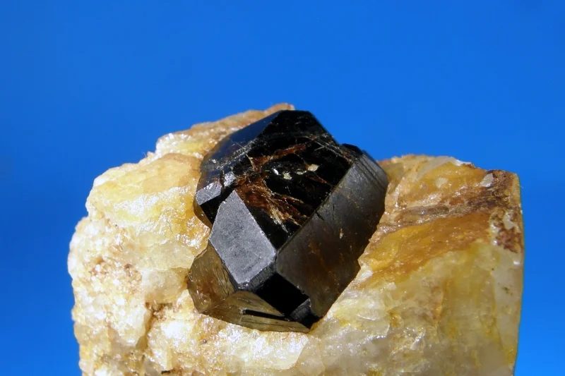 Fotografie minerálu Kassiterit z lokality Cínovec, Czech Republic