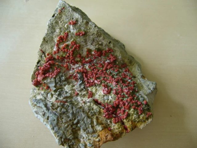 Fotografie minerálu Klinoptilolit-(K) z lokality Hončova Hůrka, Czech Republic