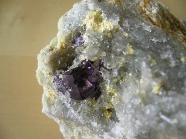 Fotografie minerálu Fluorit z lokality Krupka, Czech Republic
