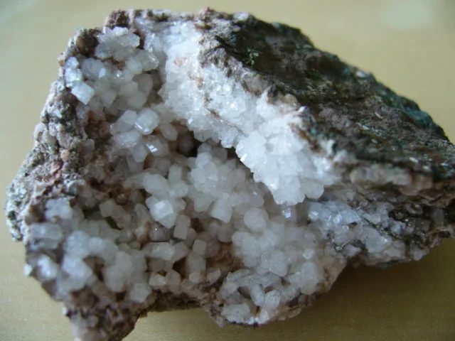 Fotografie minerálu Harmotom z lokality Frýdštejn, Czech Republic