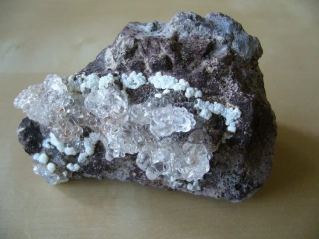 Fotografie minerálu Opál (var. hyalit) z lokality Valeč, Czech Republic