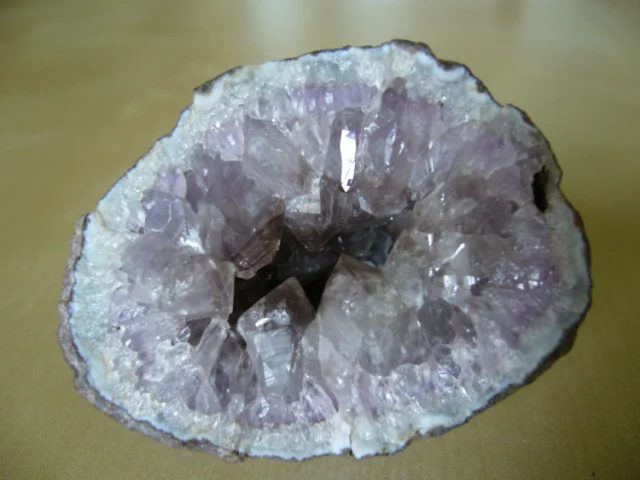 Fotografie minerálu Křemen (var. ametyst) z lokality Doubravice, Czech Republic