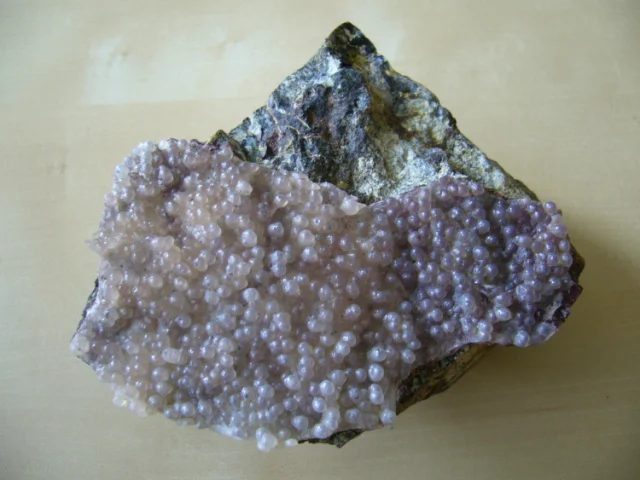 Fotografie minerálu Křemen (var. chalcedon) z lokality Bernartice, Czech Republic