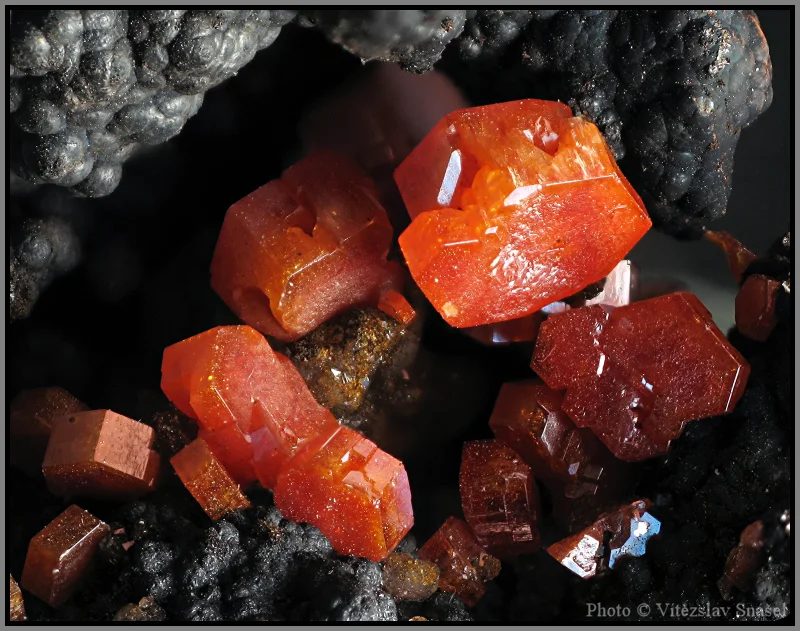 Fotografie minerálu Vanadinit z lokality Taouz, Morocco