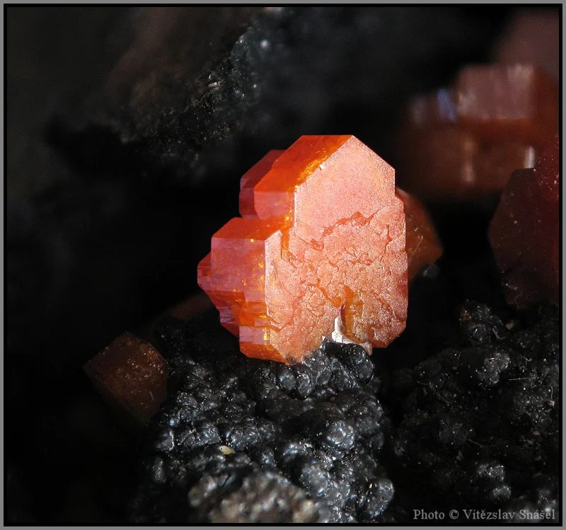Fotografie minerálu Vanadinit z lokality Taouz, Morocco