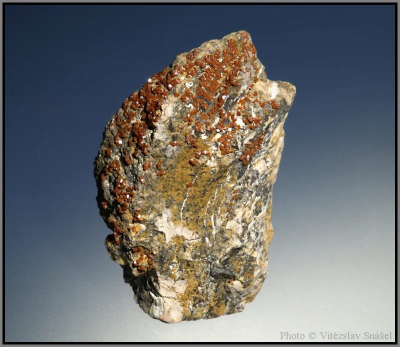 Fotografie minerálu Vanadinit z lokality Mibladen, Morocco