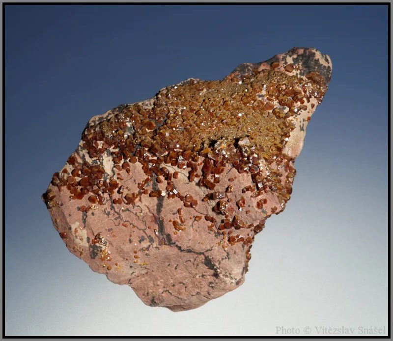 Fotografie minerálu Vanadinit z lokality Mibladen, Morocco