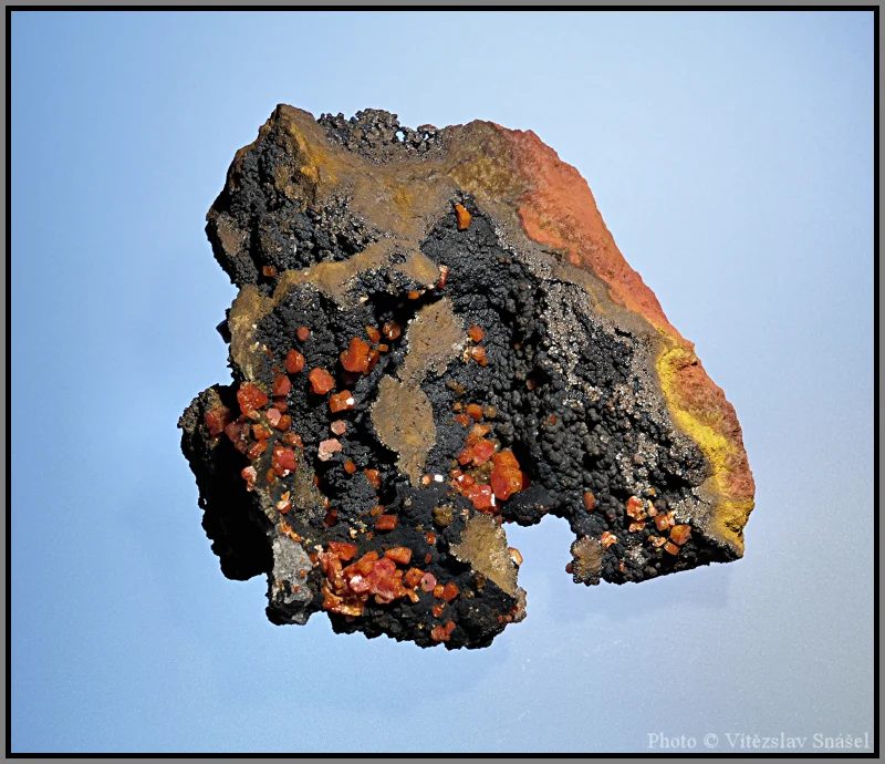 Fotografie minerálů Goethit, Vanadinit z lokality Taouz, Morocco