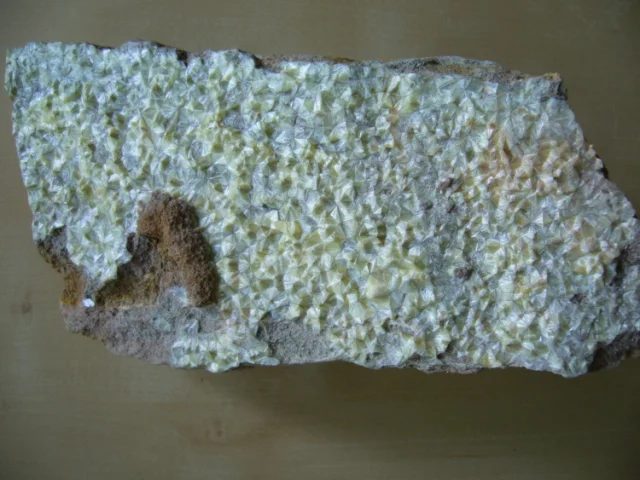 Fotografie minerálu Wavellit z lokality Třenice, Czech Republic