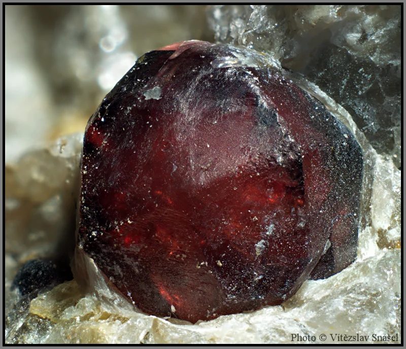 Fotografie minerálu Almandin z lokality Přibyslavice, Czech Republic