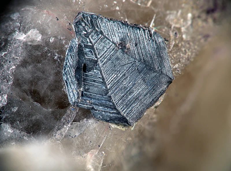 Fotografie minerálu Bizmut z lokality Cínovec, Czech Republic