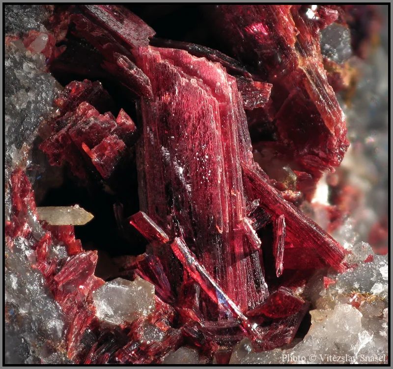 Fotografie minerálu Erytrín z lokality Bou Azzer, Morocco