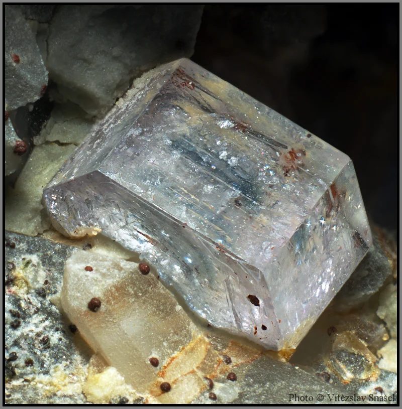 Fotografie minerálu Fluorapatit z lokality Hubský peň, Horní Slavkov, Czech Republic