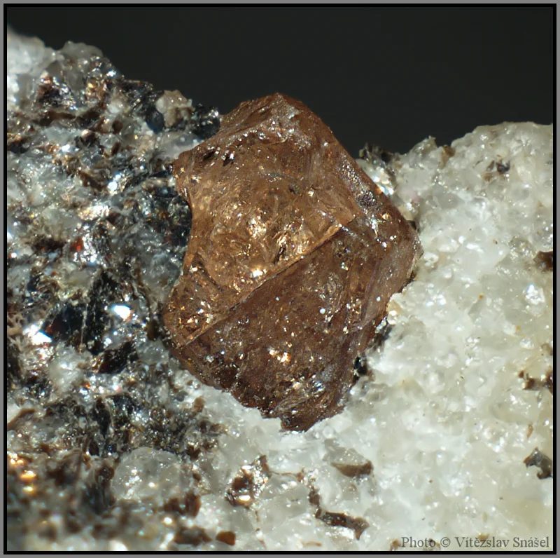 Fotografie minerálu Zirkon z lokality Plešovice, Czech Republic