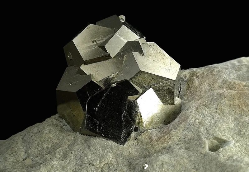 Fotografie minerálu Pyrit z lokality Ambas Aguas, Spain